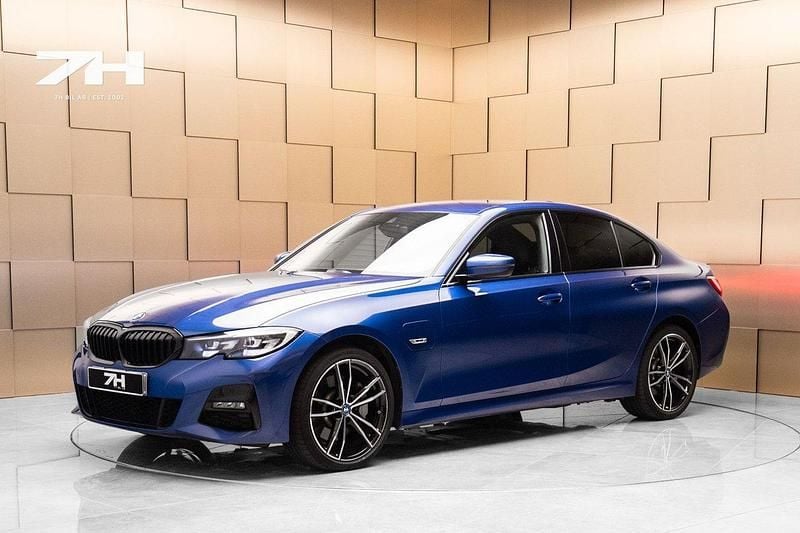 Blå Begagnad 2022 BMW 330e M Sport Sedan | 349 900 kr (Bra pris) - Bild 1/4