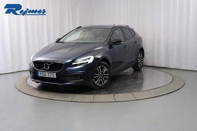 Mörkblå Begagnad 2018 Volvo V40 CC Kombi | 219 800 kr (Marknadspris) - Bild 1/4