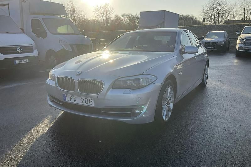 Ljusgrå Begagnad 2011 BMW 520 Sedan | 60 000 kr - Bild 1/4