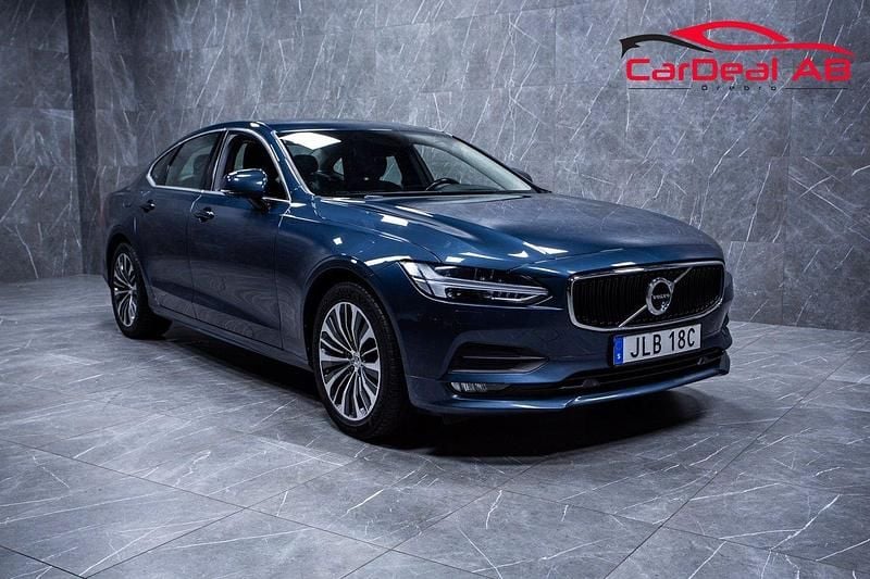 Mörkblå Begagnad 2019 Volvo S90 Momentum Sedan | 268 800 kr (Marknadspris) - Bild 1/4