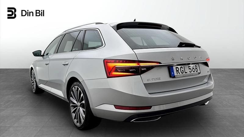 Begagnad Skoda Superb 2023 Silver Kombi