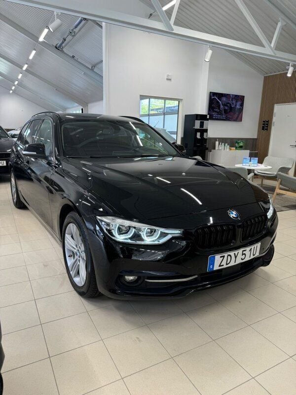 Svart Begagnad 2019 BMW 320 Sport Line Kombi | 249 900 kr (Superpris) - Bild 1/4