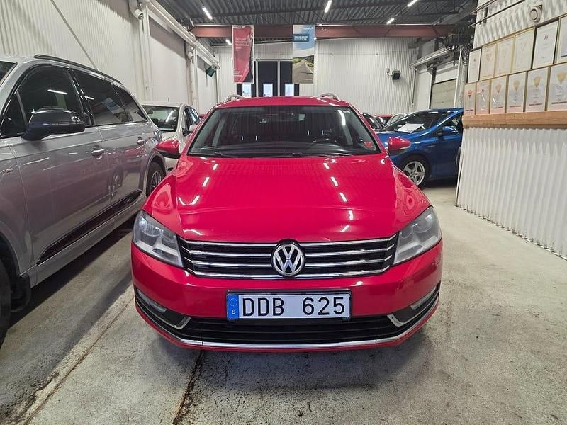 Röd Begagnad 2013 VW Passat Kombi | 89 900 kr (Marknadspris) - Bild 1/4