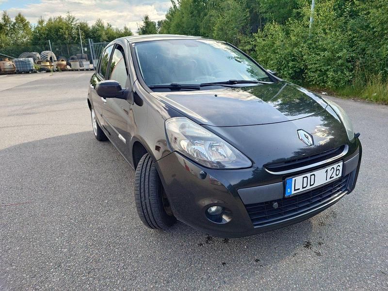 Svart Begagnad 2011 Renault Clio II Halvkombi | 20 500 kr (Bra pris) - Bild 1/4
