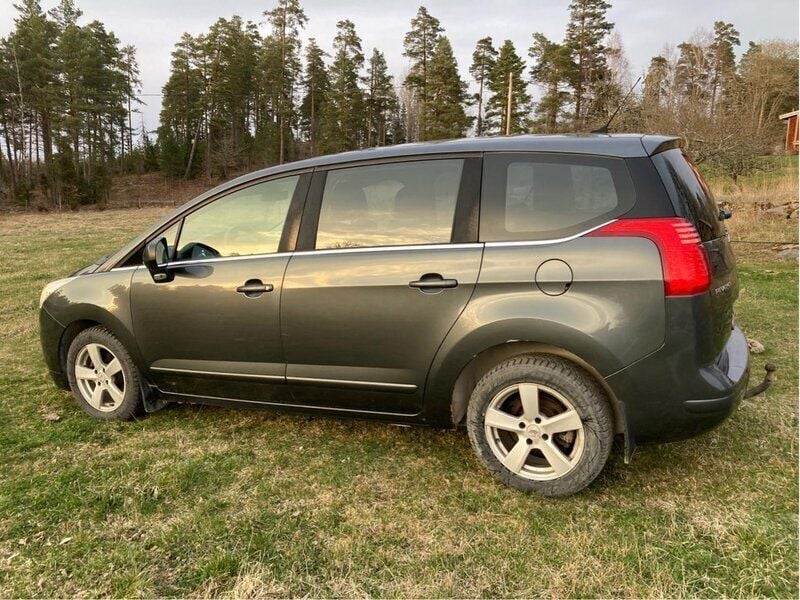 Grå Begagnad 2010 Peugeot 5008 Minibuss | 26 000 kr (Superpris) - Bild 1/4