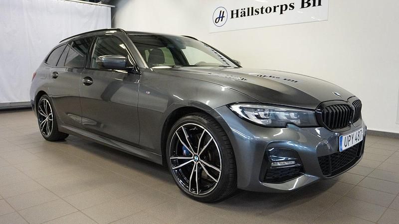 Grå Begagnad 2021 BMW 330e M Sport Kombi | 319 900 kr (Dyr) - Bild 1/4