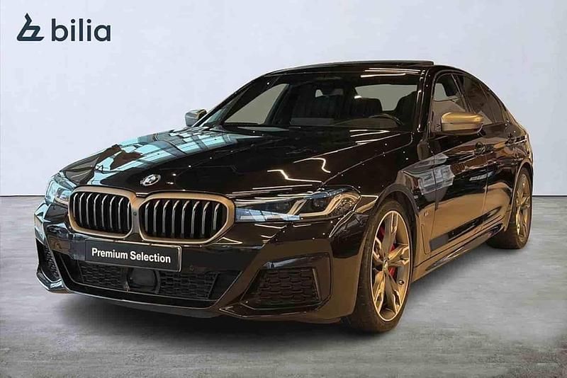 Svart (saphire svart metallic) Begagnad 2022 BMW M550 M Performance Sedan | 599 900 kr (Bra pris) - Bild 1/1