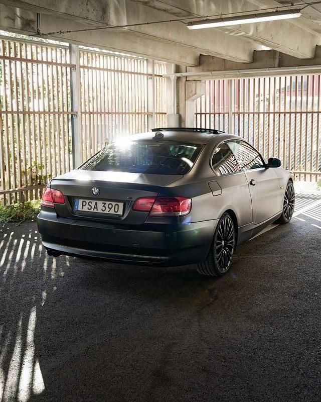 Begagnad BMW 325 218 HK (160 kW) 2007 Originallack silver metallic under en mattsvart helfoliering Sportkupé