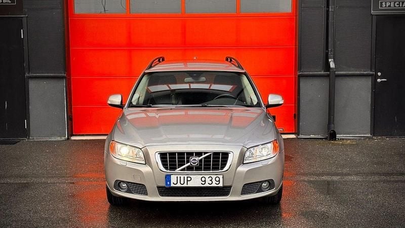 Ljusbrun Begagnad 2009 Volvo V70 Momentum Kombi | 69 900 kr (Marknadspris) - Bild 1/4