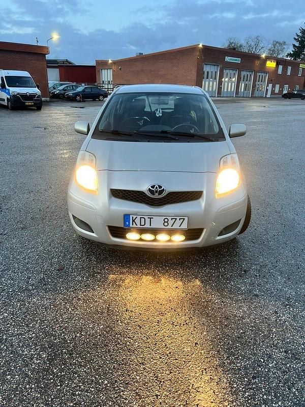 Begagnad 2010 Toyota Yaris Halvkombi | 28 500 kr (Bra pris) - Bild 1/4
