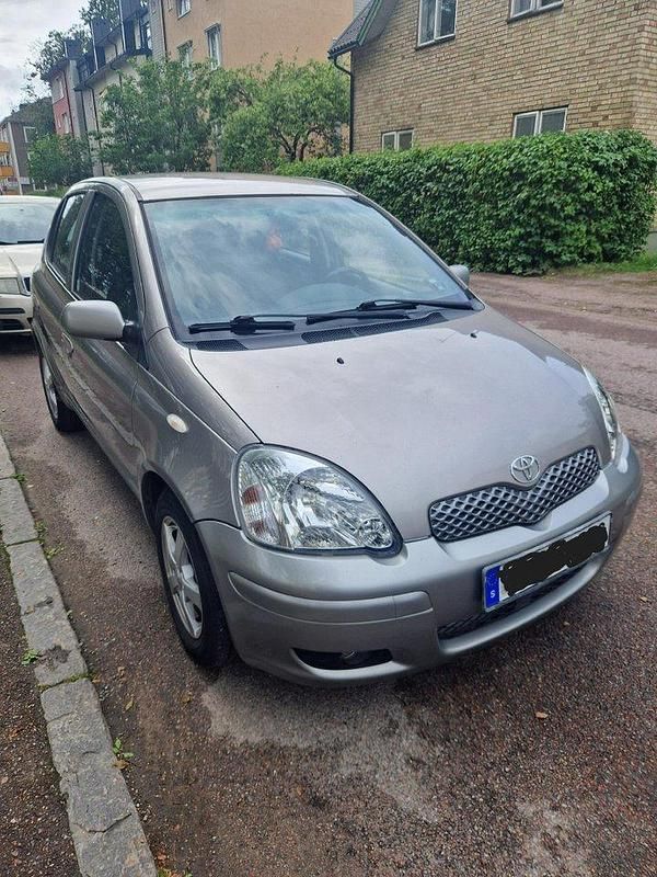 Grå Begagnad 2003 Toyota Yaris Halvkombi | 30 000 kr (Marknadspris) - Bild 1/3
