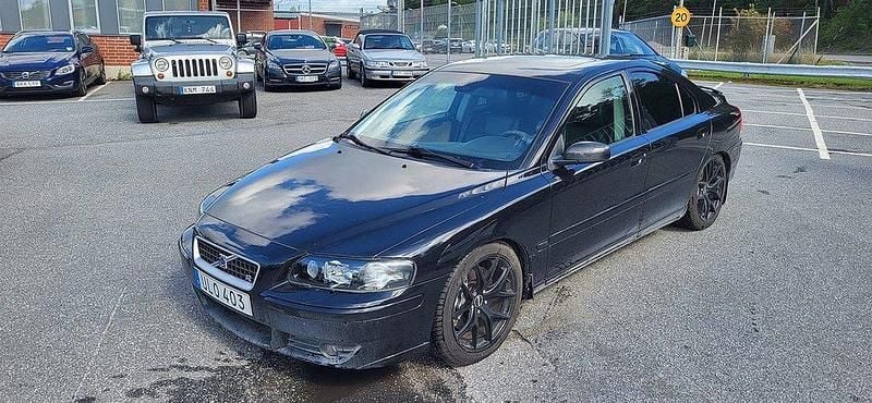 Svart Begagnad 2003 Volvo S60 Sedan | 69 900 kr (Superpris) - Bild 1/4