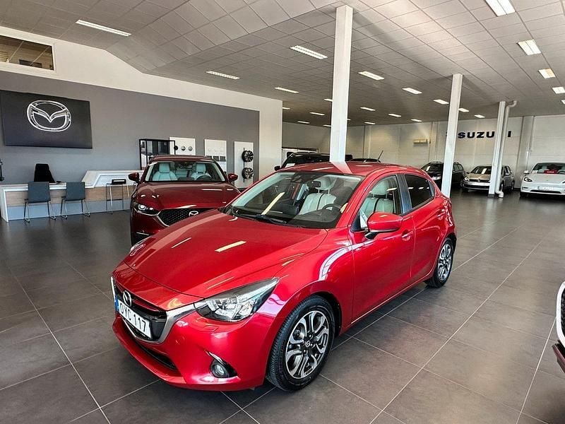 Röd Begagnad 2015 Mazda 2 Optimum Halvkombi | 107 900 kr (Marknadspris) - Bild 1/4