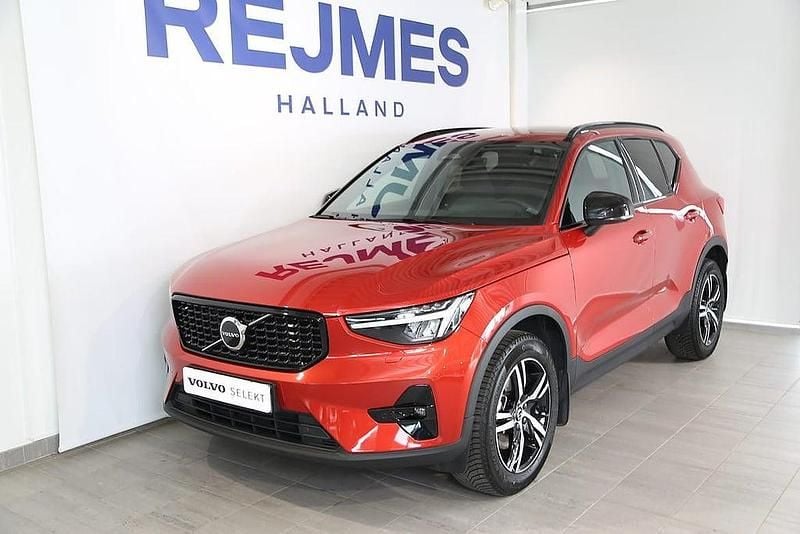 Röd Begagnad 2023 Volvo XC40 Plus SUV | 359 500 kr (Marknadspris) - Bild 1/4