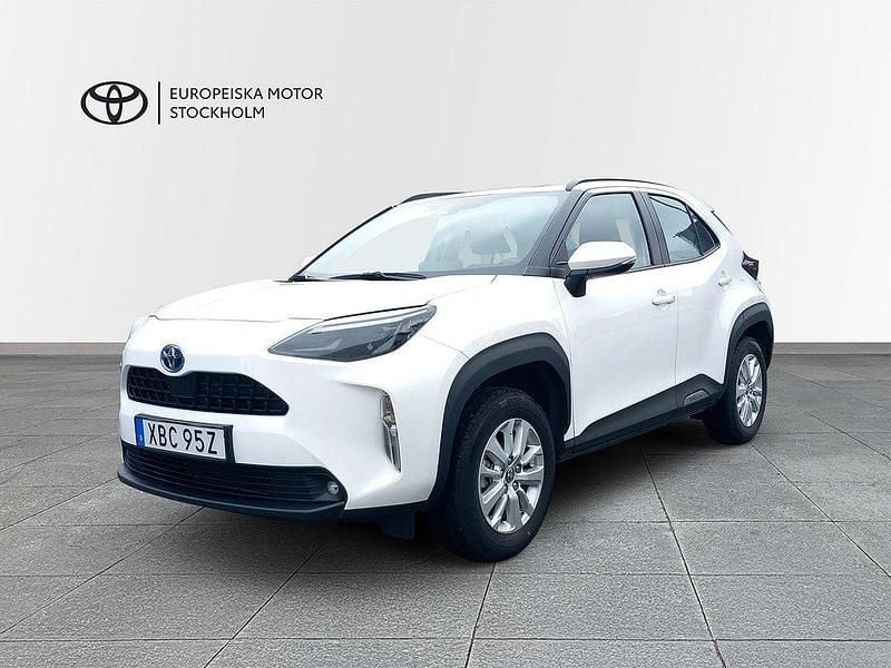 Vit Begagnad 2023 Toyota Yaris Cross Active SUV | 274 900 kr (Marknadspris) - Bild 1/3