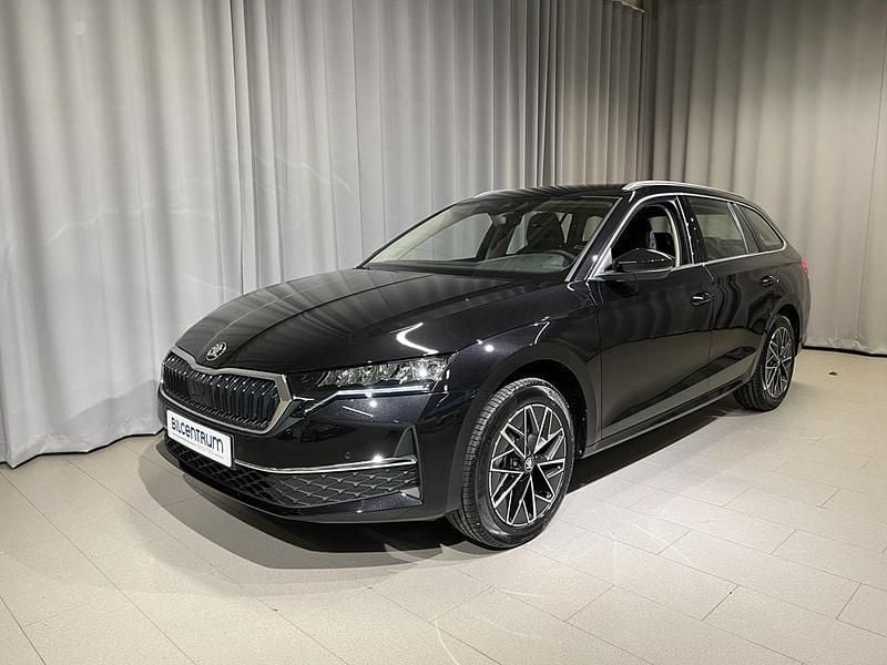 Svart Begagnad 2025 Skoda Octavia Selection Kombi | 319 900 kr (Marknadspris) - Bild 1/4