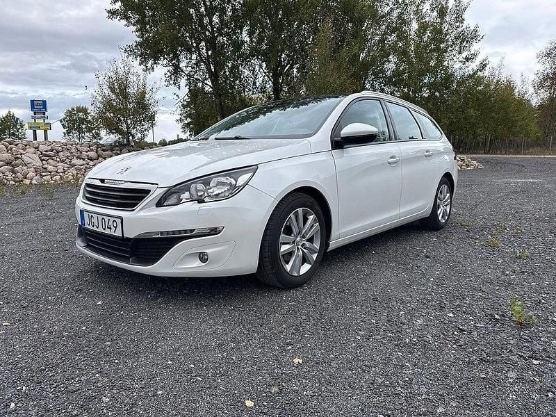 Vit (whitepearlmetallic) Begagnad 2015 Peugeot 308 Active Kombi | 106 500 kr (Dyr) - Bild 1/4