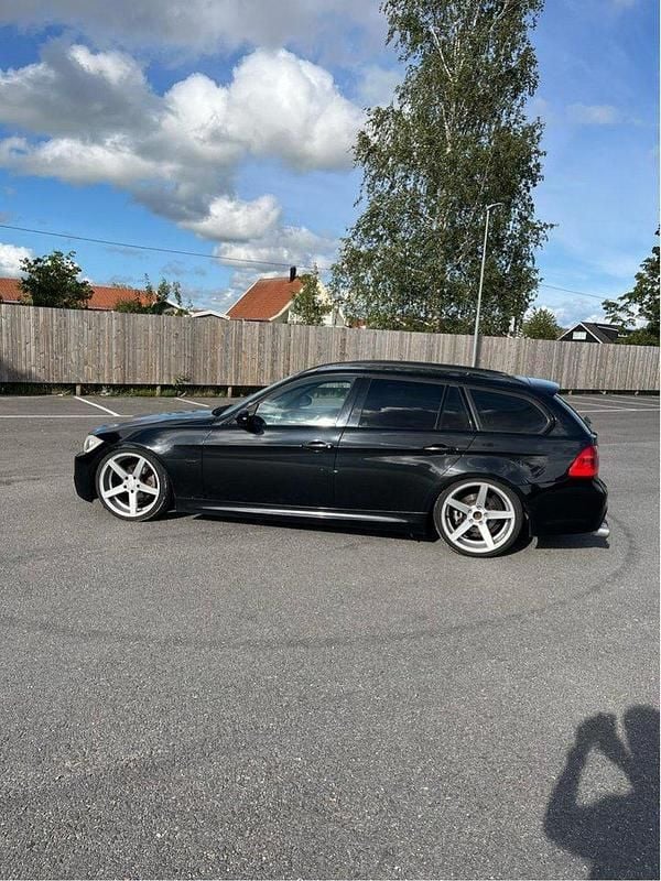 Svart Begagnad 2007 BMW 325 Comfort Edition Kombi | 50 000 kr (Superpris) - Bild 1/4