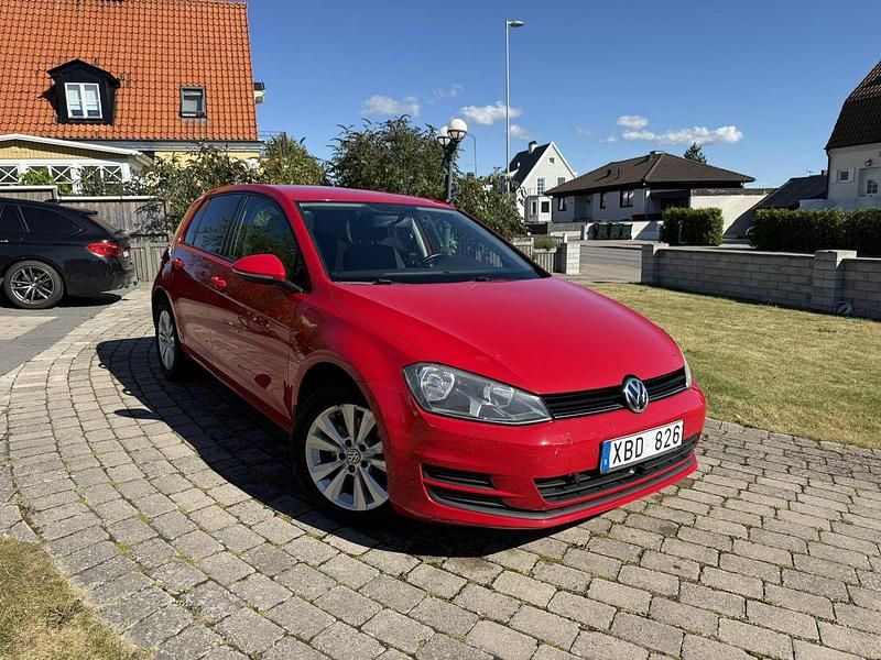 Röd Begagnad 2013 VW Golf VII Halvkombi | 75 000 kr (Lite dyr) - Bild 1/4