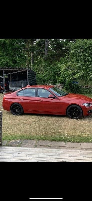 Röd Begagnad 2013 BMW 328 Sport Line Sedan | 155 000 kr (Marknadspris) - Bild 1/4