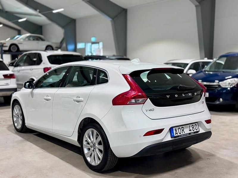 Begagnad Volvo V40 Momentum 116 HK (85 kW) 2014 Vit Kombi