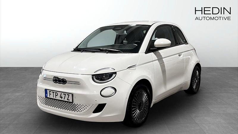 Vit (white) Begagnad 2022 Fiat 500e Icon Halvkombi | 194 900 kr - Bild 1/4