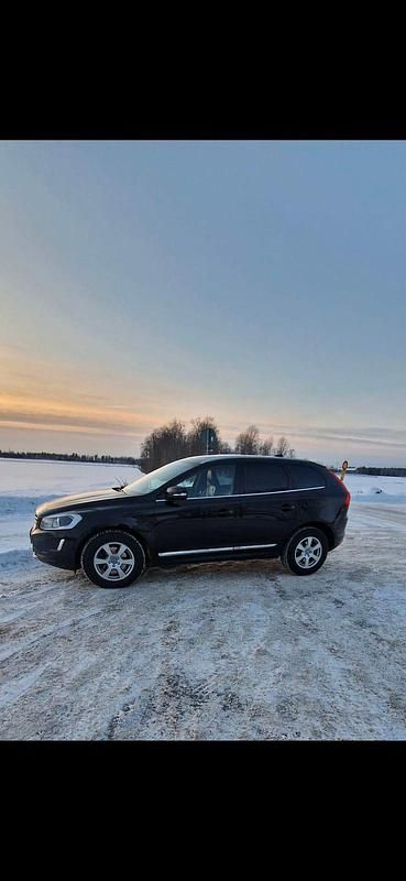 Pärlemo svart Begagnad 2017 Volvo XC60 SUV | 175 000 kr - Bild 1/4