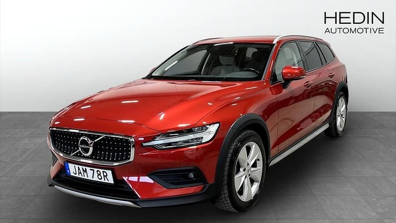 Begagnad Volvo V60 CC Momentum 190 HK (139 kW) 2020 Röd Kombi