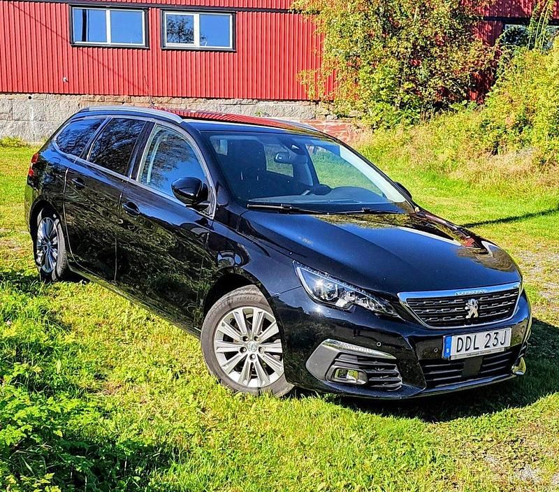 Svart Begagnad 2021 Peugeot 308 Allure Kombi | 184 000 kr (Marknadspris) - Bild 1/4