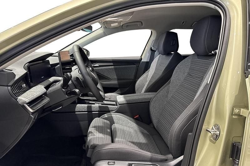 Begagnad Skoda Superb 2024 Gul Kombi