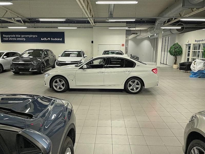 Begagnad BMW 330e Sport Line 184 HK (135 kW) 2017 Vit Sedan