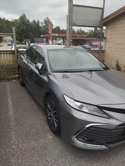 Silver Begagnad 2022 Toyota Camry Hybrid Executive Sedan | 249 900 kr (Superpris) - Bild 1/4
