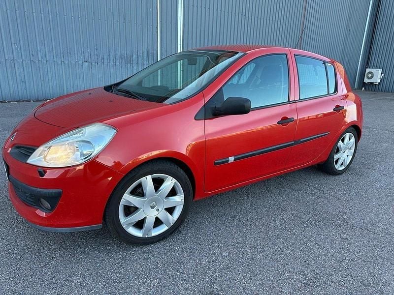 Röd Begagnad 2006 Renault Clio R.S. Halvkombi | 28 500 kr (Marknadspris) - Bild 1/4