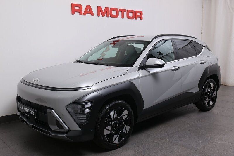 Blå Begagnad 2023 Hyundai Kona Advanced SUV | 367 400 kr (Marknadspris) - Bild 1/4