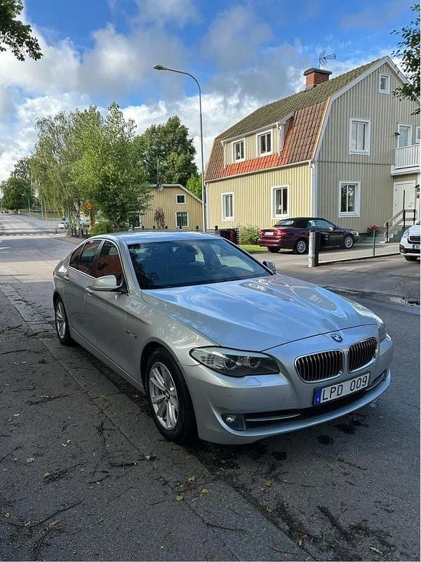 Grå Begagnad 2011 BMW 520 Sedan | 90 000 kr (Bra pris) - Bild 1/4