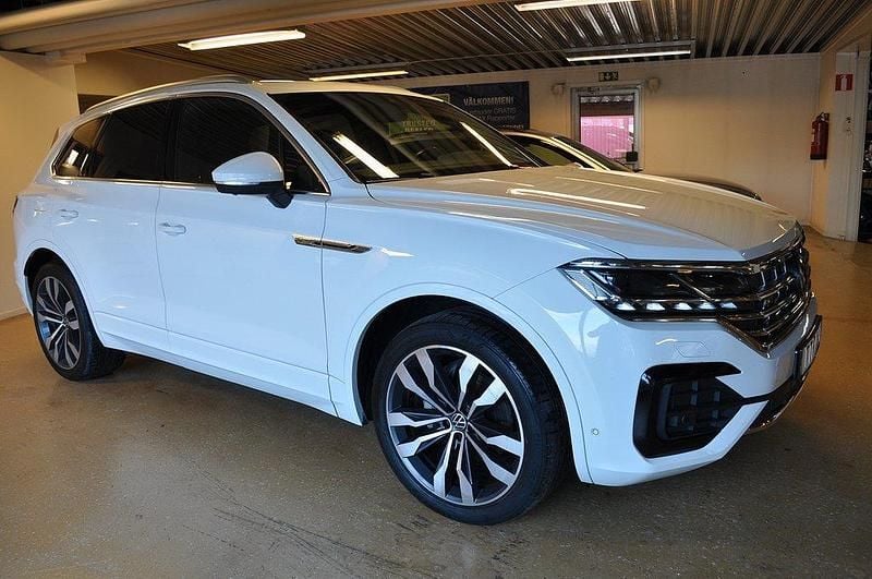 Vit Begagnad 2020 VW Touareg R-line SUV | 489 000 kr (Marknadspris) - Bild 1/4