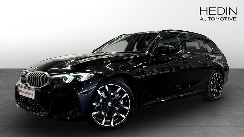 Svart (black) Begagnad 2025 BMW 330e Comfort Edition Kombi | 538 700 kr (Dyr) - Bild 1/4