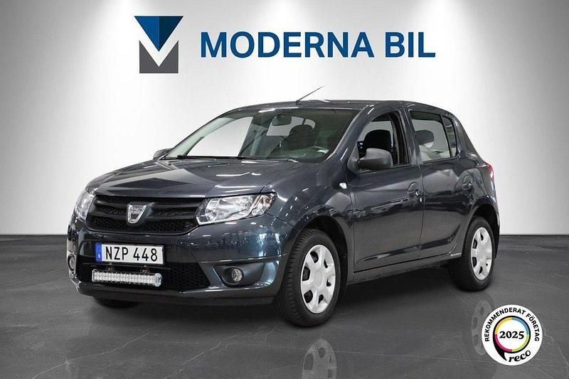 Mörkgrå Begagnad 2016 Dacia Sandero Halvkombi | 69 900 kr (Marknadspris) - Bild 1/4