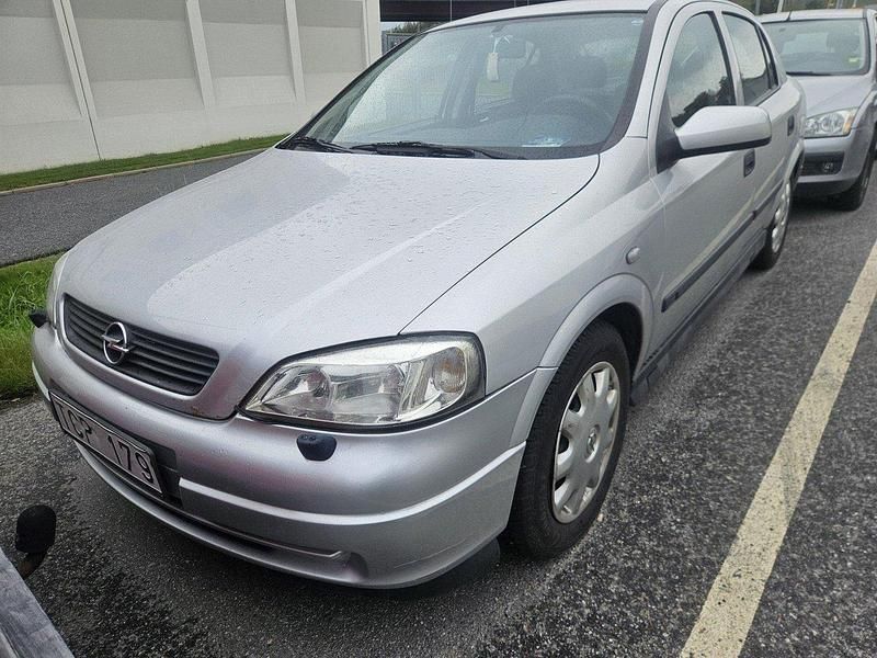 Vit Begagnad 2002 Opel Astra Halvkombi | 16 000 kr (Marknadspris) - Bild 1/4