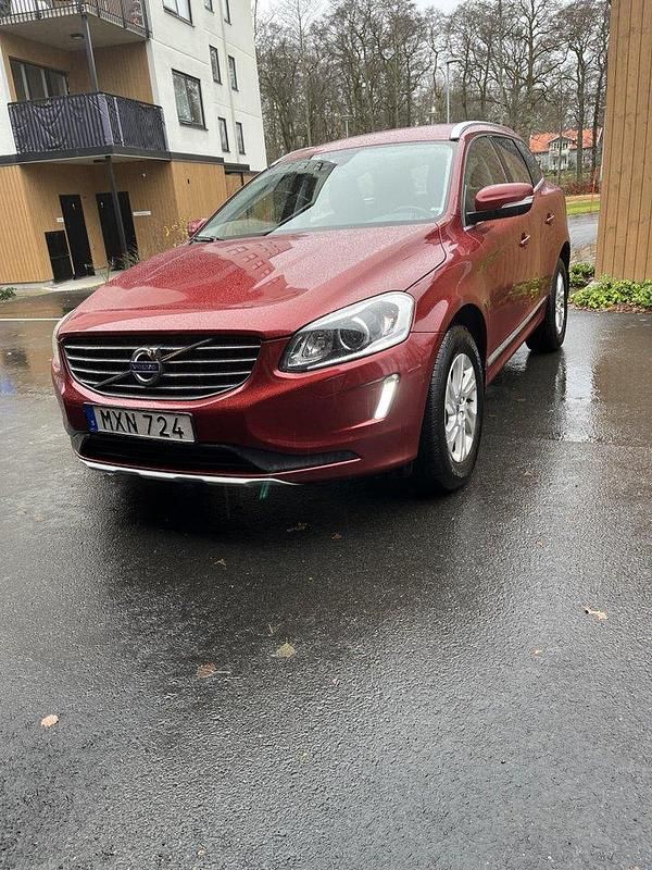 Röd Begagnad 2016 Volvo XC60 Summum SUV | 185 000 kr (Marknadspris) - Bild 1/4