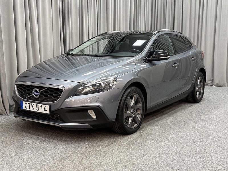 Grå (osmium grey metallic) Begagnad 2014 Volvo V40 CC Momentum Kombi | 139 900 kr (Marknadspris) - Bild 1/4
