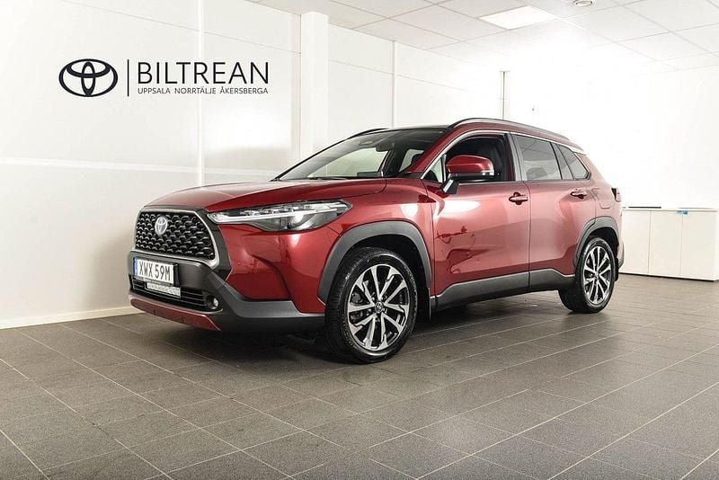 Röd (röd metallic) Begagnad 2024 Toyota Corolla Cross Executive SUV | 429 900 kr (Dyr) - Bild 1/4