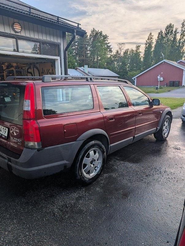 Röd Begagnad 2001 Volvo XC70 SUV | 12 000 kr (Superpris) - Bild 1/4