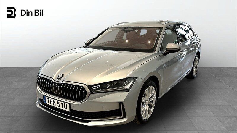 Silver Ny 2024 Skoda Superb Selection Kombi | 424 900 kr (Marknadspris) - Bild 1/4