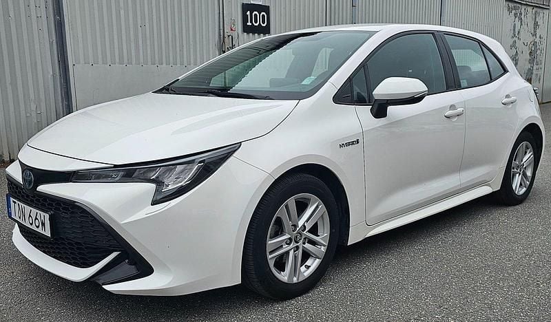 Vit Begagnad 2019 Toyota Corolla Hybrid Active Halvkombi | 194 900 kr (Marknadspris) - Bild 1/4