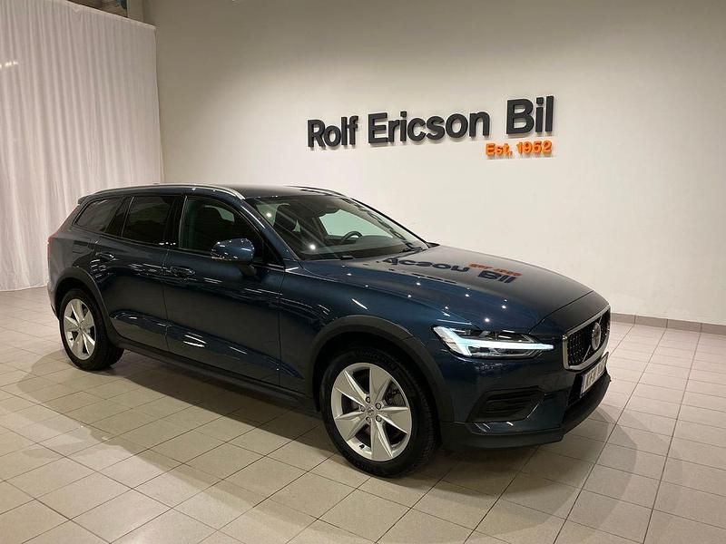 Mörkblå (blå) Begagnad 2024 Volvo V60 CC Core Kombi | 419 500 kr (Bra pris) - Bild 1/4