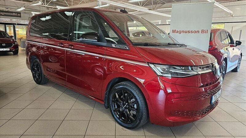 Röd Begagnad 2023 VW Multivan Style Minibuss | 589 000 kr (Marknadspris) - Bild 1/3
