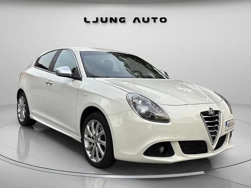 Vit Begagnad 2014 Alfa Romeo Giulietta Distinctive Halvkombi | 59 900 kr (Superpris) - Bild 1/4