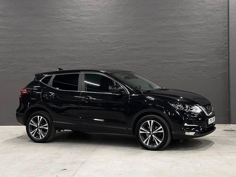 Svart metallic Begagnad 2021 Nissan Qashqai 360º SUV | 209 900 kr (Bra pris) - Bild 1/4