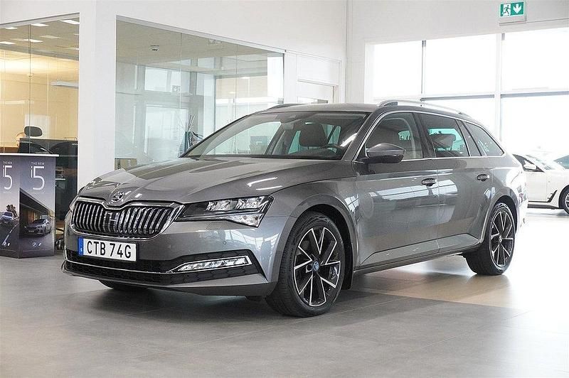 Grå Begagnad 2022 Skoda Superb Kombi | 349 900 kr (Marknadspris) - Bild 1/4